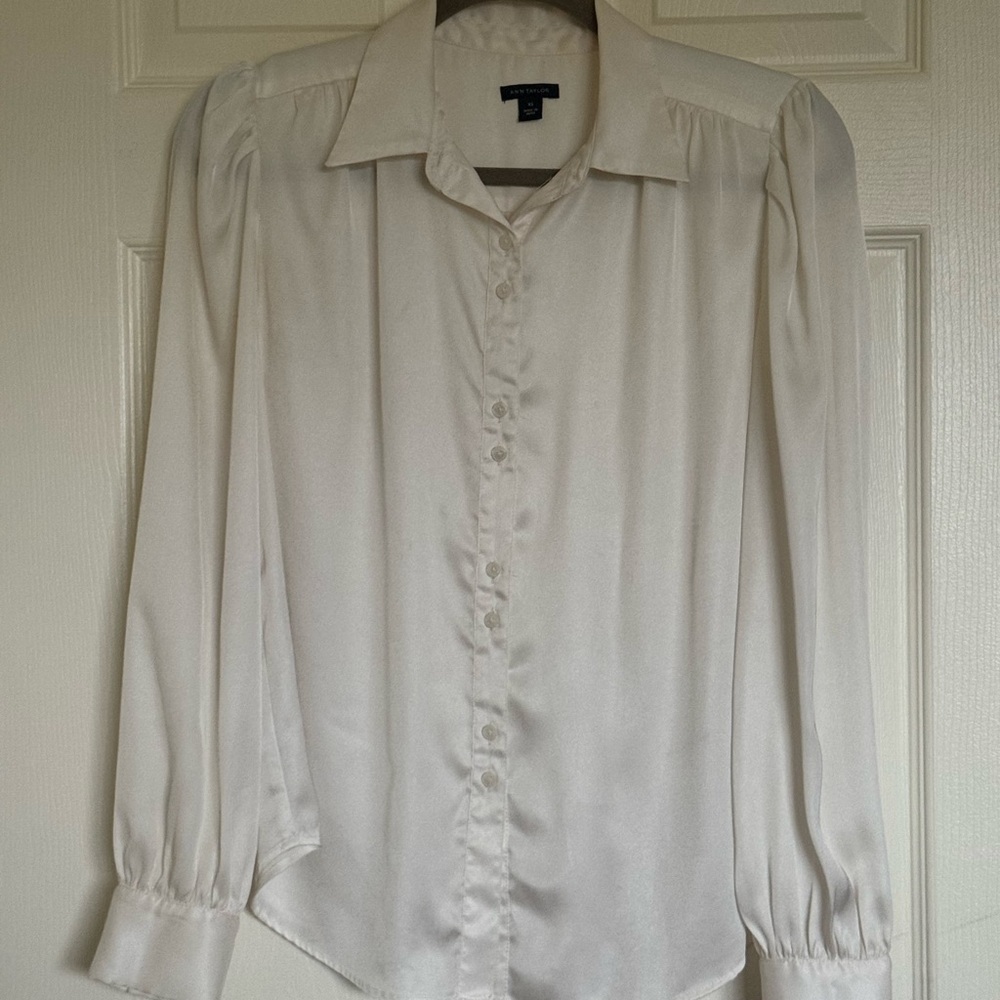 Ann Taylor Cream Blouse 100%Polyester XS size